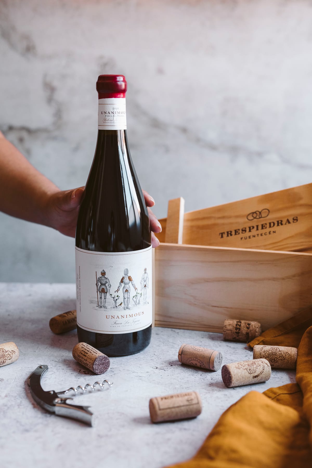 Bottle of Unanimous Finca la Tejera next to a TresPiedras wooden case